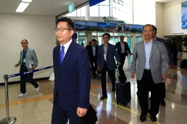 Các quan chức Hàn Quốc khởi hành tới núi Kumgang (Triều Tiên) ngày 27/6 để kiểm tra tình hình cơ sở vật chất chuẩn bị cho chương trình đoàn tụ các gia đình ly tán. (Ảnh: Yonhap/TTXVN)