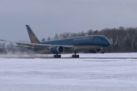 Máy bay Boeing 787-9 Dreamliner mang số hiệu VN - A 866 đang hạ cánh xuống sân bay Domodedovo ở thủ đô Moskva, LB Nga. (Ảnh Dương Trí/TTXVN)