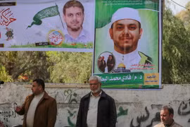 Chân dung giáo sư người Palestine Fadi Mohammad al-Batsh tại thị trấn Jabalia, Dải Gaza ngày 21/4. (Nguồn: THX/TTXVN)