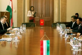 Chánh án TANDTC Nguyễn Hòa Bình hội đàm với Viện trưởng VKSTC Peter Polt. (Ảnh: Quang Vinh/TTXVN)