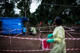 Nhân viên y tế làm việc tại khu vực cách ly sau khi phát hiện trường hợp nhiễm virus Ebola ở Muma, CHDC Congo. (Nguồn: AFP/TTXVN)