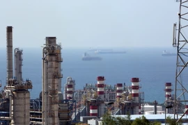  Quang cảnh cơ sở sản xuất dầu South Pars ở thị trấn Assaluyeh, miền nam Iran. (Ảnh: AFP/TTXVN)