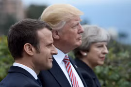 Tổng thống Donald Trump (giữa), Tổng thống Pháp Emmanuel Macron (trái) và Thủ tướng Anh Theresa May (phải). (Nguồn: AFP/TTXVN)