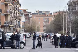 Cảnh sát Italy tuần tra tại Ostia. (Nguồn: AFP/TTXVN)