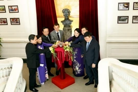 Các đại biểu thực hiện nghi thức khánh thành tượng nhà khoa học Marie Sklodowska-Curie tại Bệnh viện K. (Ảnh: Dương Ngọc/TTXVN)