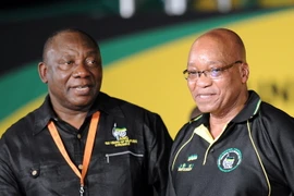Ông Cyril Ramaphosa (trái) và ông Jacob Zuma tại một sự kiện ở Bloemfontein ngày 18/12/2015. (Nguồn: AFP/TTXVN)