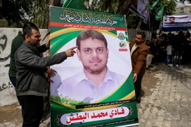 Chân dung giáo sư người Palestine Fadi Mohammad al-Batsh được đặt bên ngoài nhà ông ở Jabalia, phía bắc Dải Gaza ngày 21/4. (Nguồn: THX/TTXVN)