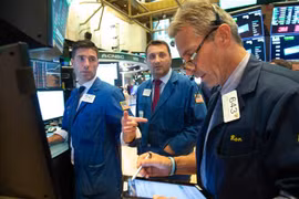 Giao dịch viên tại Sàn giao dịch chứng khoán New York, Mỹ. (Ảnh: AFP/TTXVN)