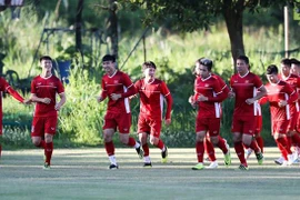 Các tuyển thủ Việt Nam chạy khởi động trước buổi tập chiều 29/11. (Ảnh: Hoàng Linh/TTXVN)