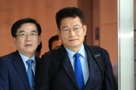  Ông Song Young-gil (phải), Chủ tịch Ủy ban hợp tác kinh tế miền Bắc thuộc Phủ tổng thống Hàn Quốc, dẫn đầu phái đoàn công tác chuẩn bị rời sân bay Incheon để tới khu vực kinh tế đặc biệt Rason ngày 12/7. (Ảnh: Yonhap/TTXVN)