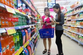 Người dân mua sắm tại siêu thị. (Ảnh: Võ Dung/TTXVN)