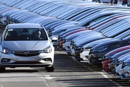 Xe ôtô tại bãi đỗ ở Cheshire, Anh. (Nguồn: AFP/TTXVN)