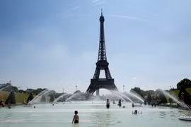  Tháp Eiffel tại thủ đô Paris, Pháp ngày 27/7. (Ảnh: AFP/TTXVN)
