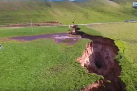 [Video] Siêu hố “tử thần” New Zealand lộ trầm tích 60.000 năm