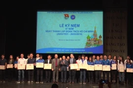 Đại sứ Ngô Đức Mạnh chụp ảnh với các cá nhân và tập thể. (Ảnh: Dương Trí/Vietnam+)