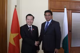 Phó Chủ tịch Quốc hội Phùng Quốc Hiển gặp Bộ trưởng Ngoại giao Madagascar Henry Rabary-Njaka. (Ảnh: Phi Hùng/TTXVN)
