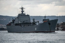 Tàu chiến của Nga qua eo biển Bosphorus, Thổ Nhĩ Kỳ ngày 18/10/2016. (Nguồn: AFP/TTXVN)
