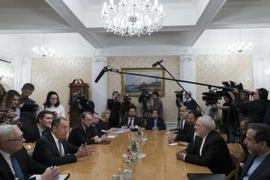 Ngoại trưởng Nga Sergei Lavrov (thứ 2, trái) và Ngoại trưởng Iran Mohammad Javad Zarif (thứ 2, phải) trong cuộc gặp tại Moskva ngày 10/1. (Nguồn: AFP/TTXVN)