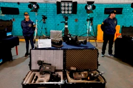 Các thiết bị quay phim bị ăn trộm được trưng bày trong một cuộc họp báo ở Buenos Aires. (Nguồn: AP)