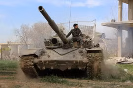 Binh sỹ Syria tuần tra tại thị trấn Kafr Batna, Đông Ghouta ngày 18/3. (Nguồn: AFP/TTXVN)