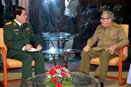 Bí thư thứ nhất Đảng Cộng sản Cuba Raúl Castro tiếp Thượng tướng Lương Cường. (Ảnh: Vũ Lê Hà/TTXVN)