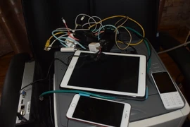 Tang vật trong một đường dây cá độ bóng đá bị lực lượng công an thu giữ. Ảnh minh họa. (Nguồn: Hồ Cầu/TTXVN)