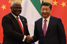 Cựu Tổng thống Sierra Leone Ernest Bai Koroma (trái, đã từ chức từ tháng Tư) và Chủ tịch Trung Quốc Tập Cận Bình. (Nguồn: Getty)