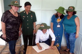 Đoàn đại biểu cấp cao Trung ương Đoàn Thanh niên Cộng sản Cuba đến thăm Khu Chính phủ Cách mạng lâm thời Cộng hòa miền Nam Việt Nam tại thị trấn Cam Lộ, huyện cam Lộ, tỉnh Quảng Trị - nơi Chủ tịch Cuba Fidel Castro từng đến thăm vào năm 1973. (Ảnh: Trịnh 