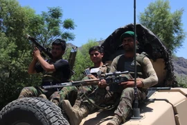 Lực lượng an ninh Afghanistan trong chiến dịch chống IS tại tỉnh Kunar ngày 7/7. (Ảnh: THX/TTXVN)