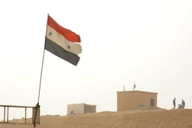 Binh sỹ và quốc kỳ Syria tại thị trấn Shuaib al-Thikr, tỉnh Raqqa sau khi thị trấn này được giải phóng từ phiến quân IS ngày 23/12/2017. (Nguồn: THX/TTXVN)