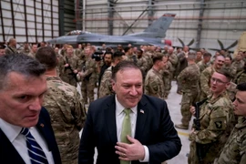 Ngoại trưởng Mỹ Mike Pompeo (giữa) trong cuộc gặp các binh sĩ Mỹ tại căn cứ không quân Bagram, Afghanistan ngày 9/7. (Ảnh: AFP/TTXVN)