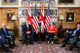 Thủ tướng Anh Theresa May (thứ 2, phải) trong cuộc hội đàm với Tổng thống Mỹ Donald Trump (thứ 2, trái) tại Aylesbury, Anh ngày 13/7. (Nguồn: EPA/TTXVN)