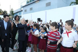 Tổng Bí thư Nguyễn Phú Trọng đến thăm Trường Tiểu học Võ Thị Thắng. (Ảnh: Trí Dũng/TTXVN)