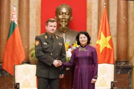 Phó Chủ tịch nước Đặng Thị Ngọc Thịnh tiếp Bộ trưởng Bộ Quốc phòng Belarus Ravkov Andrei Alekseevich. (Ảnh: Dương Giang/TTXVN)