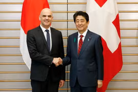 Thủ tướng Nhật Bản Shinzo Abe và Tổng thống Thụy Sỹ Alain Berset. (Nguồn: swissinfo.ch)
