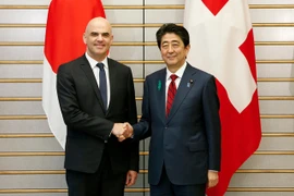 Thủ tướng Nhật Bản Shinzo Abe và Tổng thống Thụy Sỹ Alain Berset. (Nguồn: swissinfo.ch)