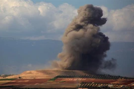 Khói bốc lên sau một cuộc không kích gần làng Kafr Ain, tỉnh Idlib, Syria ngày 7/9. (Nguồn: AFP/TTXVN)