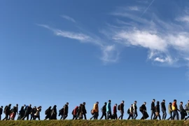 Người tị nạn chờ làm thủ tục bên ngoài văn phòng cơ quan cảnh sát Đức ở Simbach, miền nam Đức năm 2015. (Nguồn: AFP/TTXVN)