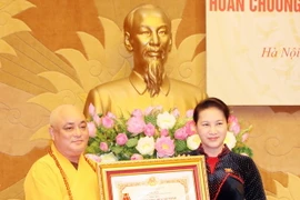 Chủ tịch Quốc hội Nguyễn Thị Kim Ngân trao Huân chương Hồ Chí Minh cho đại diện gia đình ông Phạm Thế Long (Hòa thượng Thích Thế Long), nguyên Phó Chủ tịch Quốc hội khóa VII. (Ảnh: Trọng Đức/TTXVN)