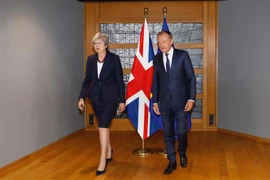 Chủ tịch Hội đồng châu Âu Donald Tusk (phải) trong cuộc gặp Thủ tướng Anh Theresa May. (Ảnh: THX/TTXVN)