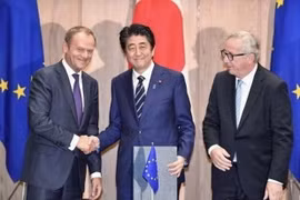 Thủ tướng Nhật Bản Shinzo Abe (giữa), Chủ tịch Hội đồng châu Âu Donald Tusk (trái) và Chủ tịch Ủy ban châu Âu Jean-Claude Juncker (phải) sau lễ ký tại Tokyo. (Ảnh: Kyodo/TTXVN)