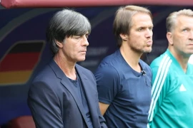 HLV Joachim Loew (trái) trước trận đấu giữa tuyển Đức và Mexico tại Mosva, Nga ngày 17/6. (Ảnh: THX/TTXVN)