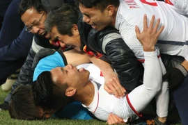 Niềm vui của các cầu thủ U23 Việt Nam sau khi thắng U23 Qatar sau những loạt đá 11m. (Ảnh: Hoàng Linh/TTXVN)