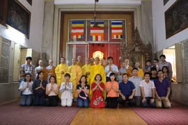 Những người tham dự buổi lễ. (Ảnh: Huy Bình/Vietnam+)