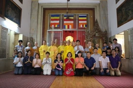 Những người tham dự buổi lễ. (Ảnh: Huy Bình/Vietnam+)