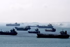 Tàu chở dầu ngoài khơi Singapore ngày 19/2. (Nguồn: AFP/TTXVN)
