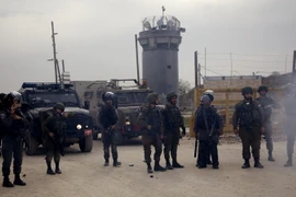Cảnh sát Israel làm nhiệm vụ tại làng Betunia, Bờ Tây ngày 28/12/2016. (Nguồn: AFP/TTXVN)