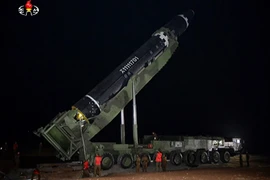  Tên lửa liên lục địa được đặt vào bệ phóng di động ở Triều Tiên, chuẩn bị cho vụ phóng. (Nguồn: YONHAP/TTXVN)