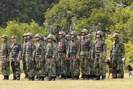 Binh sỹ Trung Quốc tham gia một cuộc diễn tập ở thành phố Thượng Hải. (Ảnh: AFP/TTXVN)