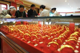 Khách hàng chọn mua đồ trang sức bằng vàng tại một cửa hàng tỉnh Giang Tô (Trung Quốc). (Nguồn: AFP/TTXVN)